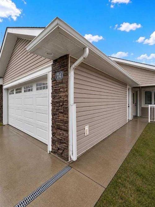 74 Chartwell Pl Se, Medicine Hat, AB, T1B0E4 | Card Image