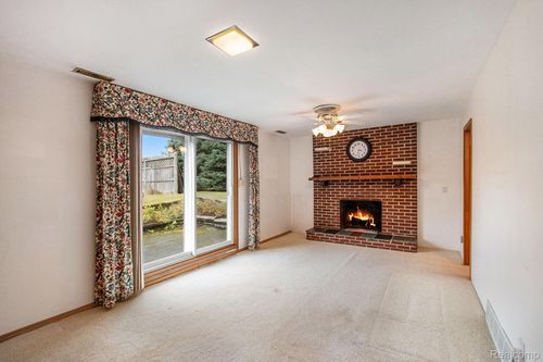 1001 Worchester Dr, Fenton, MI, 48430-1815 | Card Image