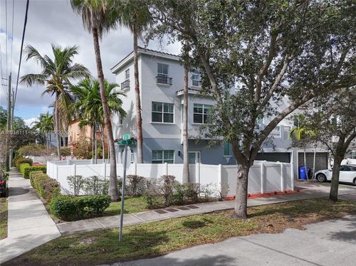 601 11th Ave, Fort Lauderdale, FL, 33304-4695 | Card Image