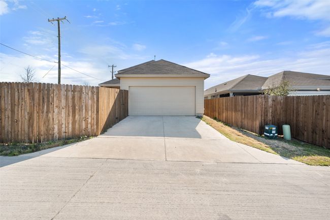 Garage with driveway and fence | Image 20