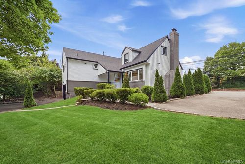 84 Middle Neck Rd, Roslyn, NY, 11576 | Card Image