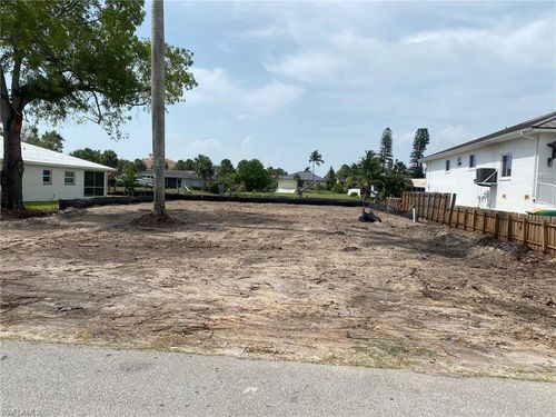 483 Oak Ave, NAPLES, FL, 34108-2324 | Card Image