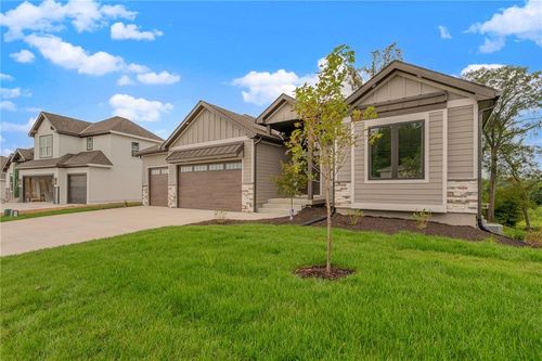 5782 Black Oak Ct, Parkville, MO, 64152-7716 | Card Image