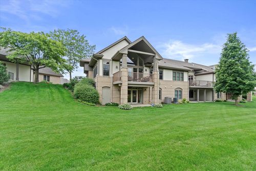 7510 W Tuckaway Pines Circle, Franklin, WI, 53132 | Card Image