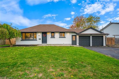 395 Parkdale Ave, Fort Erie, ON, L2A5A7 | Card Image