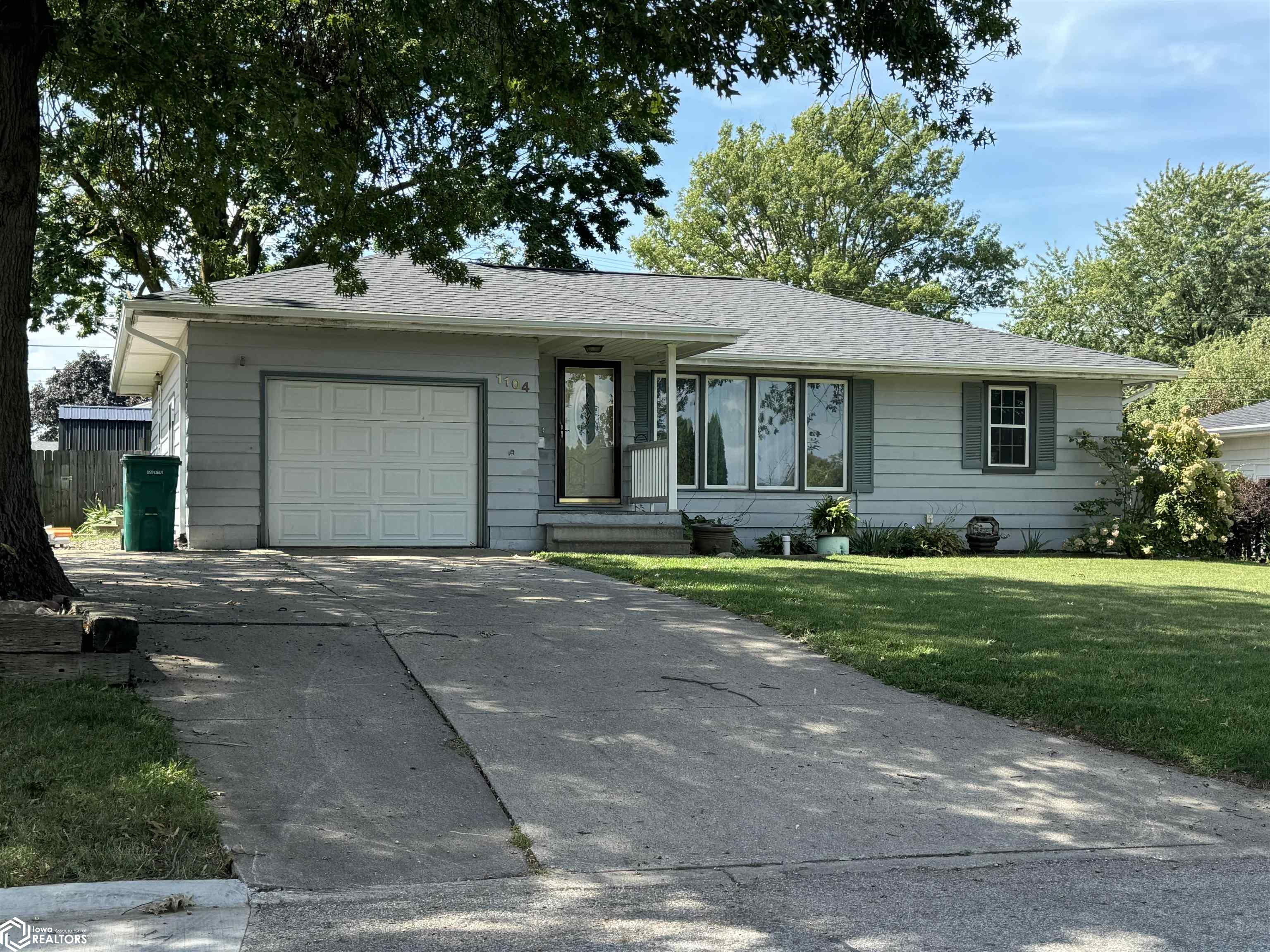 Lincoln St, Creston, IA 50801