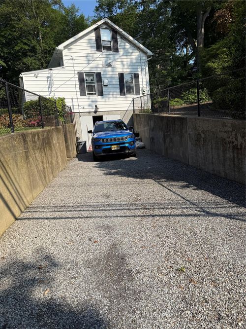 1 Hillside Ln, Huntington, NY, 11743-6711 | Card Image