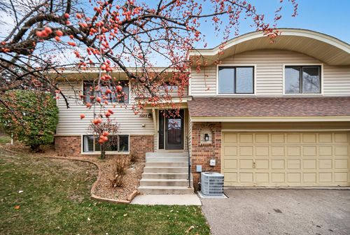 7275 Pontiac Cir, Chanhassen, MN, 55317-9454 | Card Image