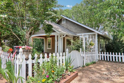 39 Short St, Asheville, NC, 28801-2549 | Card Image