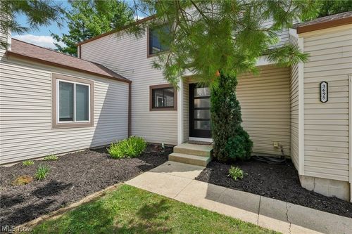 3695 Englewood Dr, Stow, OH, 44224-3263 | Card Image