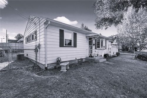 14 N Vine St, Columbiana, OH, 44408-1262 | Card Image