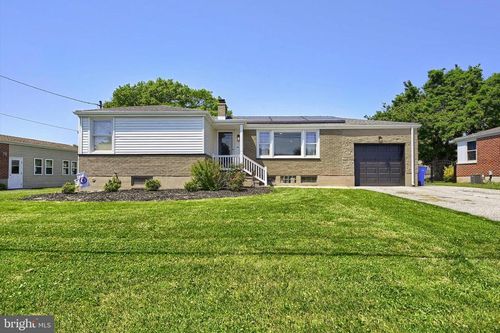 2740 Clearbrook Blvd, YORK, PA, 17406-3013 | Card Image