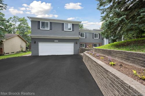 5620 Eastman Blvd, West Bloomfield, MI, 48323-3816 | Card Image