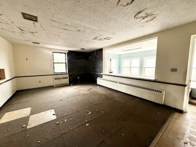 911 W Main Rd, Home with 0 bedrooms, 0 bathrooms and null parking in Middletown RI | Image 17