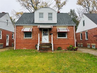 View of front of house with a front lawn | Image 1