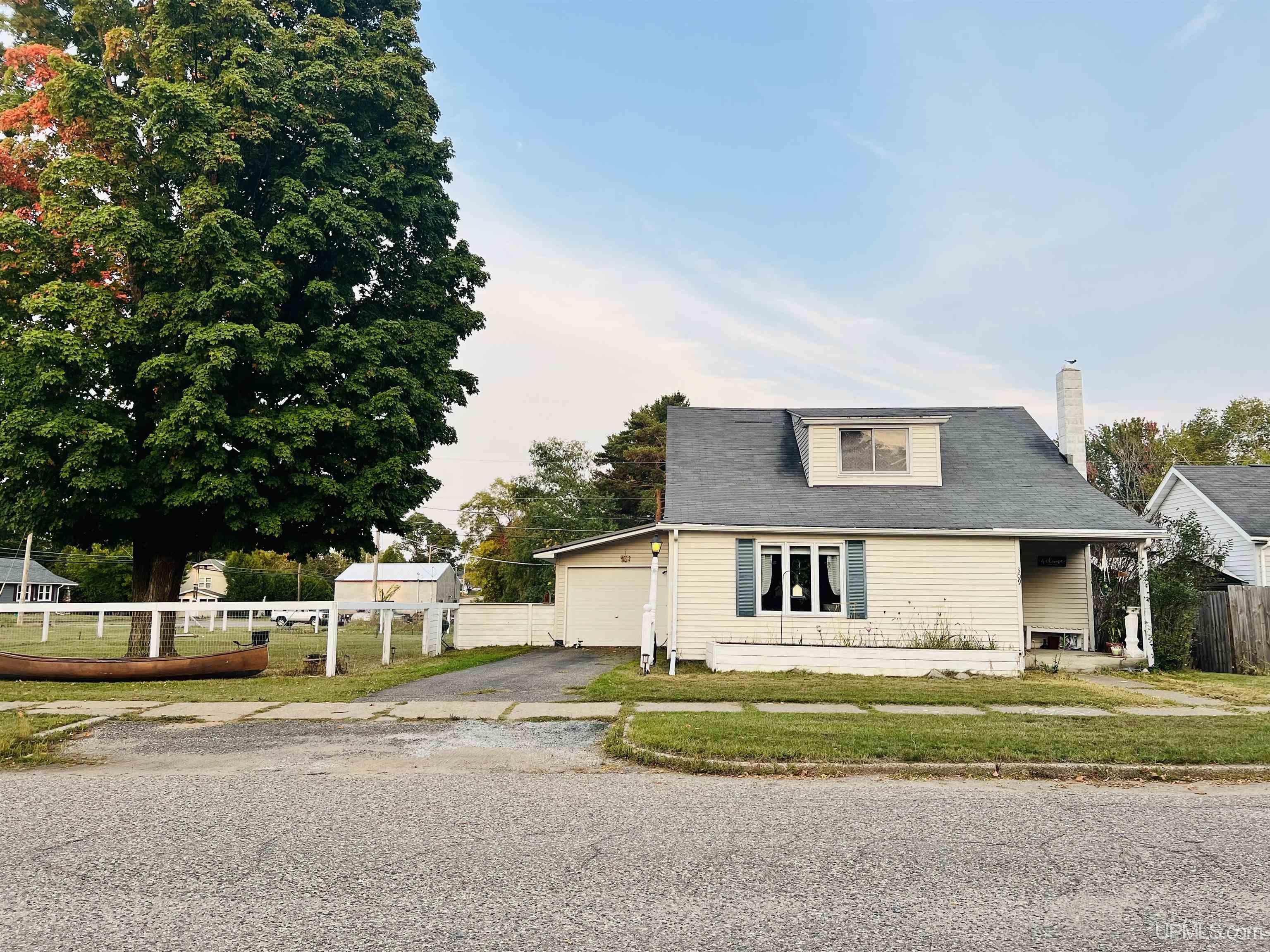 Doraland St, Kingsford, MI 49802