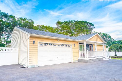 11 Blazer Dr, Islandia, NY, 11749-5549 | Card Image