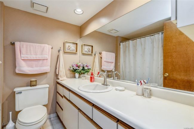 Full Bathroom of Primary Bedroom | Image 14