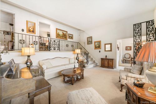 65 Westlake Dr, Thornwood, NY, 10594-2121 | Card Image