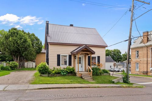 145 Munroe Ave W, Renfrew, ON, K7V3L2 | Card Image