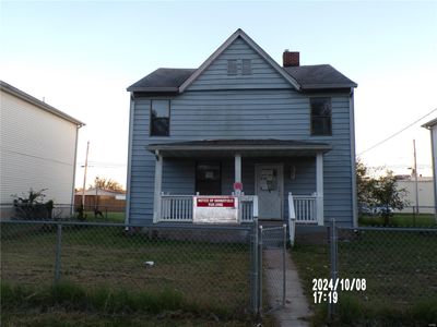 View of front of house with a front lawn and a porch | Image 1