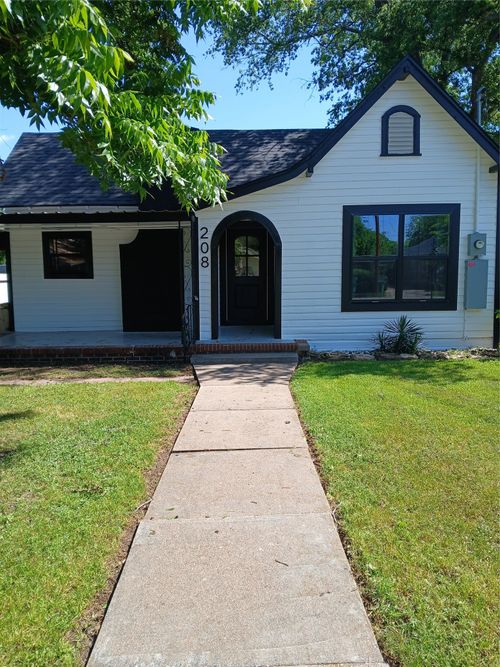 208 E 9th St, Coleman, TX, 76834-6520 | Card Image