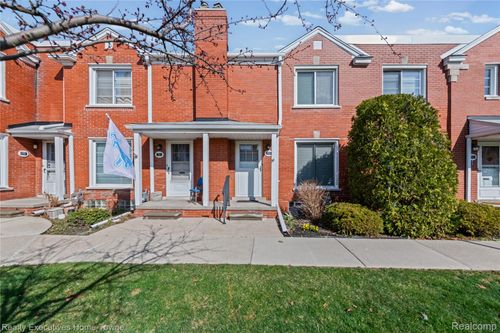 703 1/2 Saint Clair St, Grosse Pointe, MI, 48230-1243 | Card Image