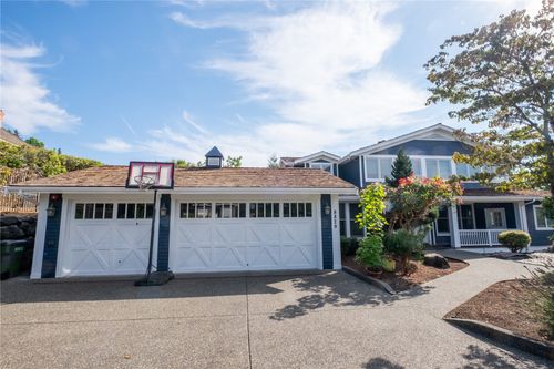 8829 Ne 24th St, Clyde Hill, WA, 98004-2426 | Card Image