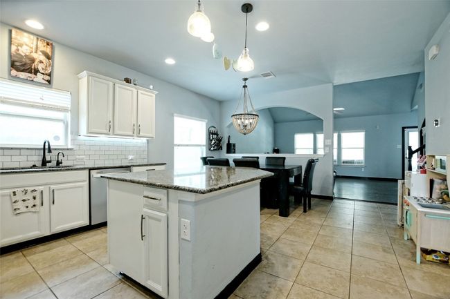 529 Oyster Crk, House other with 5 bedrooms, 3 bathrooms and 4 parking in Buda TX | Image 11