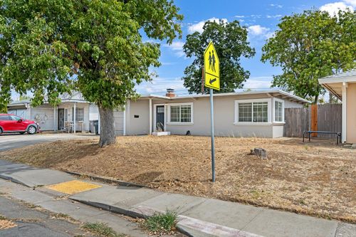 5823 61st Street, Sacramento, CA, 95824 | Card Image