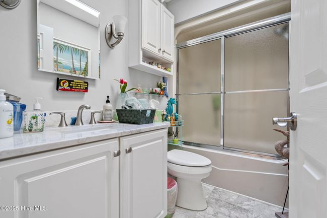 Guest bathroom | Image 14