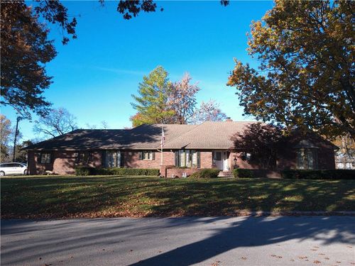 1102 Nakomis Dr, Paola, KS, 66071-2027 | Card Image