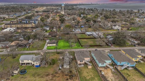 402 Bay Oaks Dr, La Porte, TX, 77571-7010 | Card Image