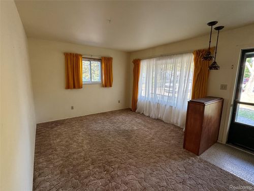 2186 Roslyn Ave, Flint, MI, 48532-3927 | Card Image