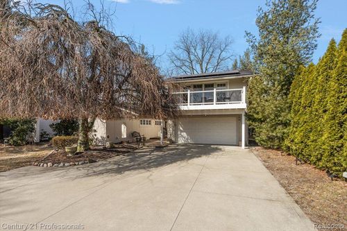 2372 Pine Lake Rd, West Bloomfield, MI, 48324-1931 | Card Image