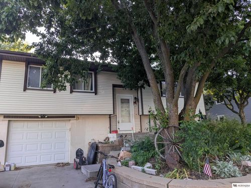 117 Wagon Train Ave, Hickman, NE, 68372-9606 | Card Image