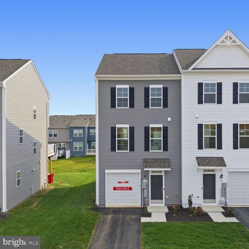 638 Newbury St, CHARLES TOWN, WV, 25414-2625 | Card Image