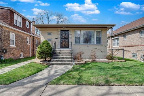 8240 S Woodlawn Ave, Chicago, IL, 60619-4528 | Card Image