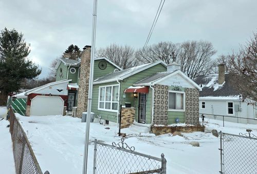 2231 Hughes Ave, Norton Shores, MI, 49441-1303 | Card Image