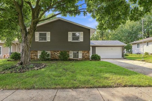 3330 Fairview Dr, Bettendorf, IA, 52722-2816 | Card Image