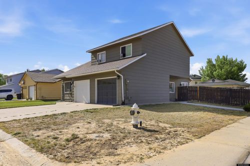 946 Fulton St, Mills, WY, 82644-5089 | Card Image