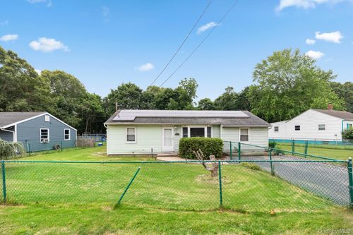 27 Philip St, Riverhead, NY, 11901-2570 | Card Image