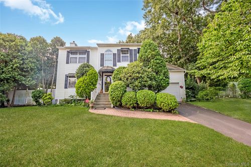 10 Gaetano Ln, Coram, NY, 11727-2345 | Card Image