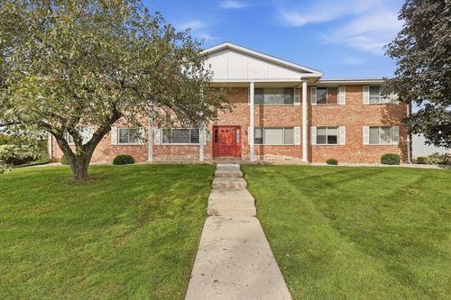 10278 W Whitnall Edge Cir, Franklin, WI, 53132-2816 | Card Image