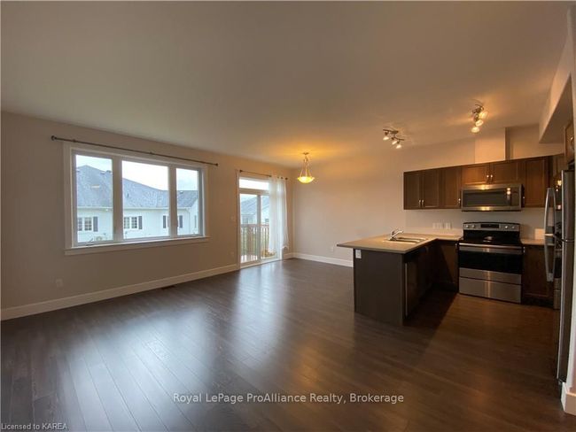 201 Pratt Dr, House attached with 3 bedrooms, 2 bathrooms and 3 parking in Amherstview ON | Image 6