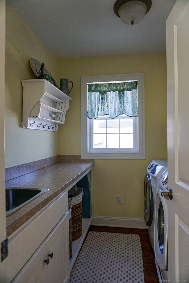 Laundry room upstairs | Image 26