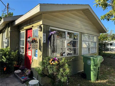 Side front door entrance to enclosed porch | Image 1