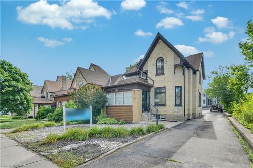 561 Queen St S, Kitchener, ON, N2G1W9 | Card Image