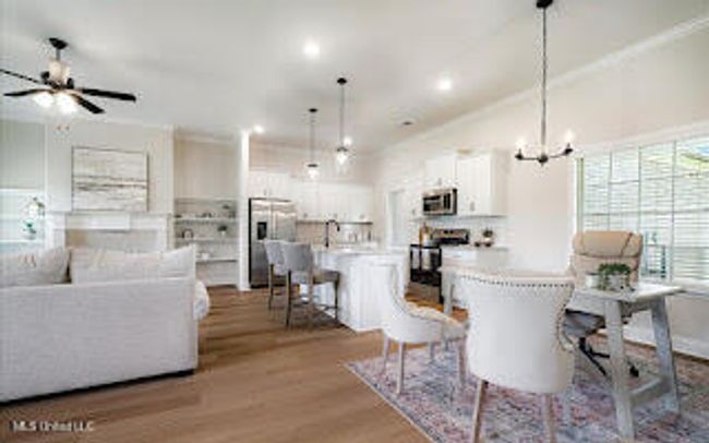 breakfast area and kitchen | Image 11