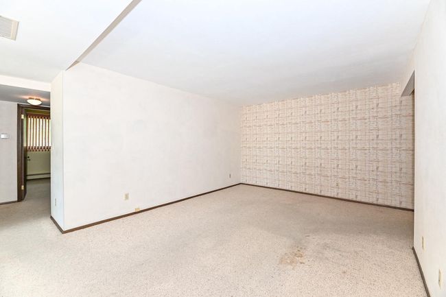 110 - 5200 S Tuckaway Boulevard, Condo with 2 bedrooms, 2 bathrooms and null parking in Greenfield WI | Image 5